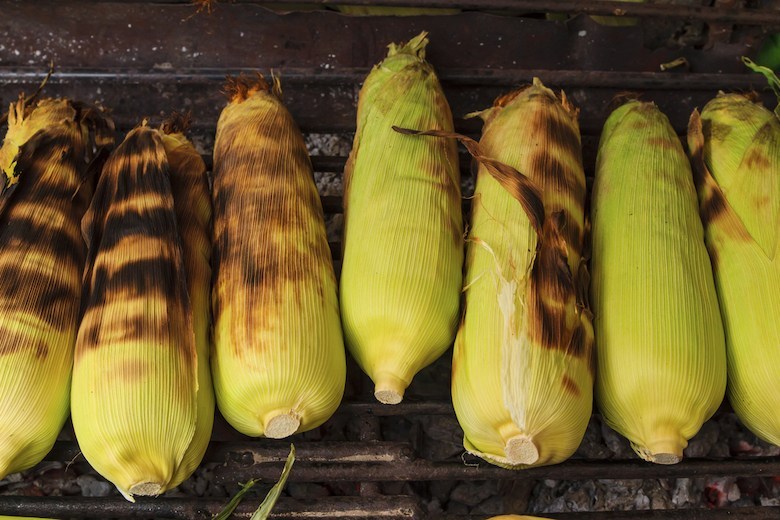 stock image de maïs griller sur un barbecue 