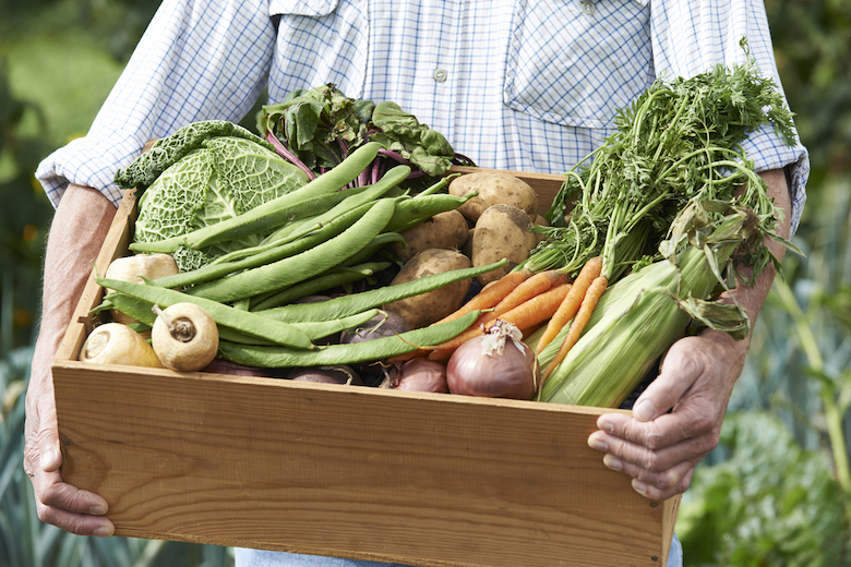 Boîte de légumes en bois pleine de légumes frais